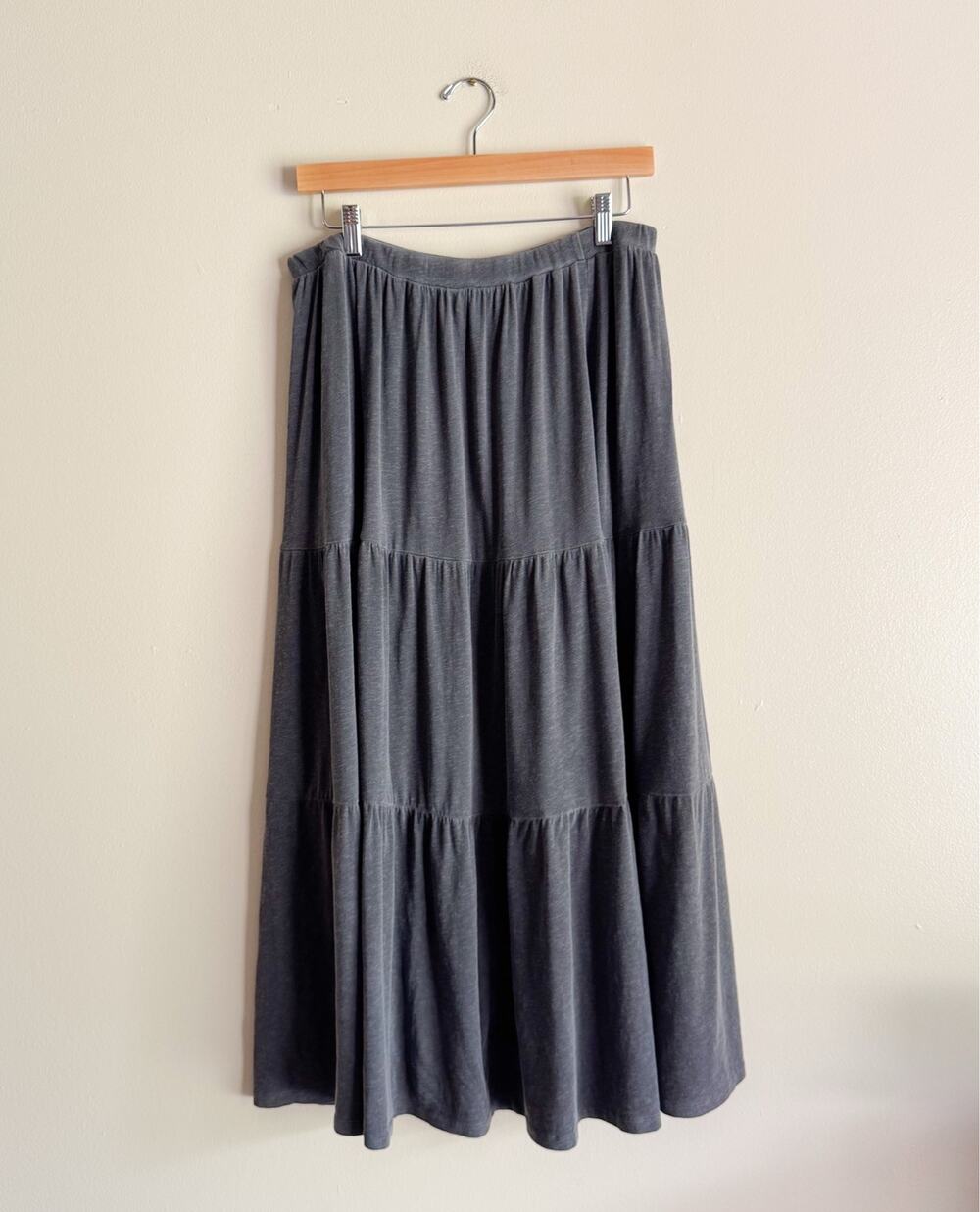 Sundry x Evereve Grey Tiered Side Slit Midi Skirt Size 4 or XL Boho Casual Norm